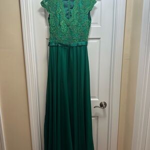 Elegant Green Lace Evening Gown
